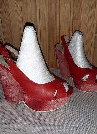 Червоні босоніжки на високій танкетці