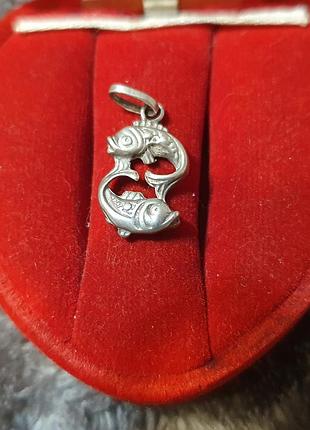 Кулон в виде рыб