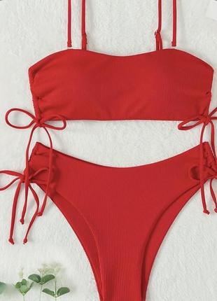 Жіночий червоний купальник