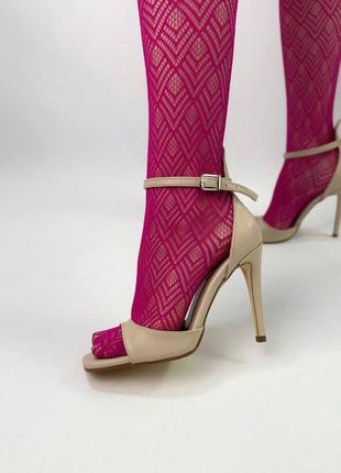 Элегантная классическая модель босоножек на высокой шпильке и с закрытой пяткой и квадратным носиком
