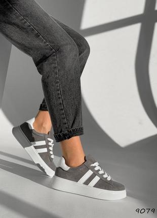 Кросівки жіночі