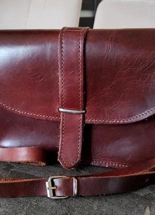 Сумочка кожаная в трендовом коричневом цвете..