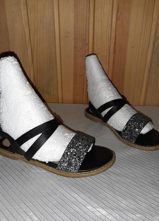 Чёрные красивые босоножки с серебристыми блёстками