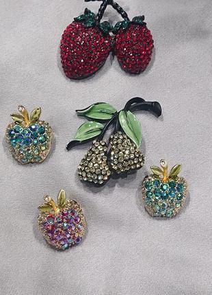 Винтажная брошь фрукты с австрийскими кристаллами красные клубнички weiss