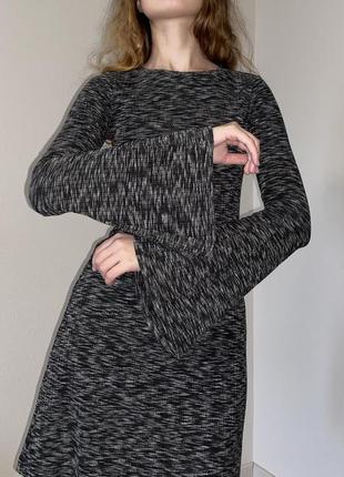 Сукня з широким рукавом