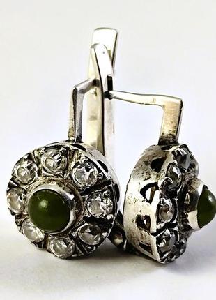 Элегантные серебряные сережки с камнями. нефрит.