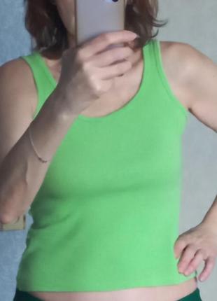 Майка зеленая.