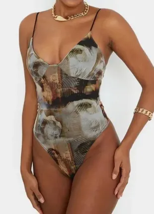 Боди сетка принт барокко prettylittlething/боди на тонких бретелях с абстрактным принтом