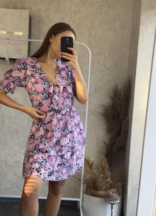 Платье в цветы с рюшами