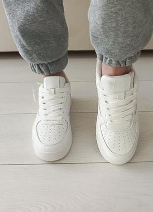 Универсальные женские кожаные кроссовки белые с стильным оформлением