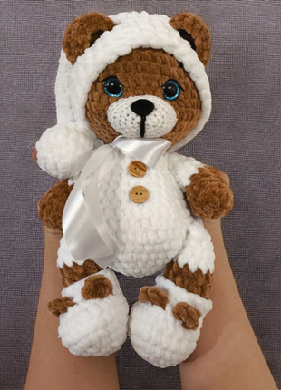 Вязаный мишка в белом