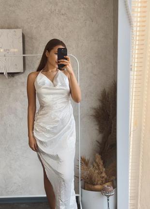 Белое сатиновое платье с разрезом и открытой спинкой