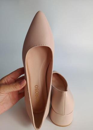 Бежевые женские туфли