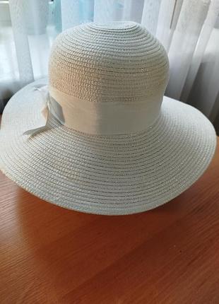Элегантная белая шляпа