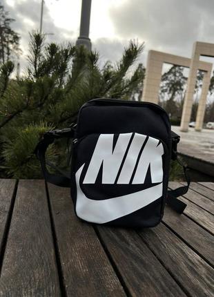 Месенджер nike big logo у чорному кольорі