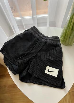 Черные спортивные шорты nike