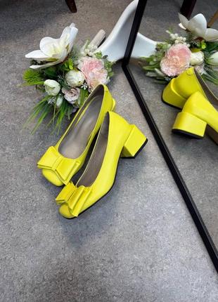 Яркие женские туфли с бантиком