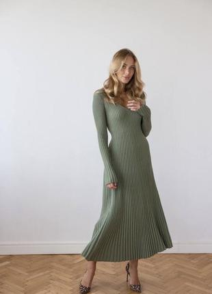Вязанное платье миди плиссе с рукавом