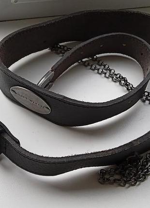 Ремень кожаный с массивной металлической пряжкой и элементами декора в стиле вестерн.