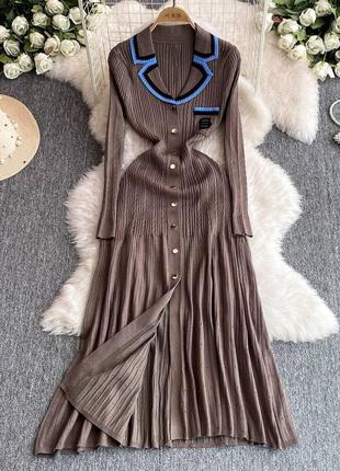 Базовое трикотажное платье длины макси имеет стильный отложной воротник с контрастной синей окантовкой💙