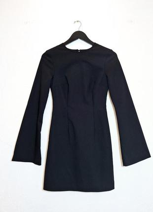 Черное мини платье с открытой спиной