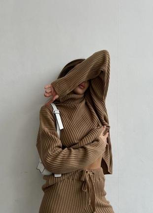 Вязаный костюм свитер с горлом и брюки