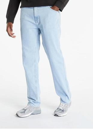 Dickies  джинси з світло-блакитного деніму. мають пряму вільну штанку.