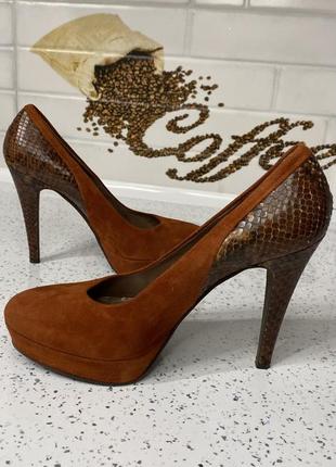 Коричневі замшеві туфлі на підборах