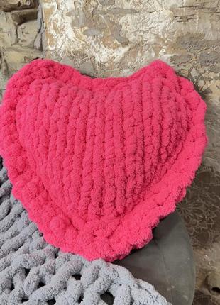 Подушка в'язана у вигляді серця. виготовлена ​​з об'ємної плюшевої пряжі.
