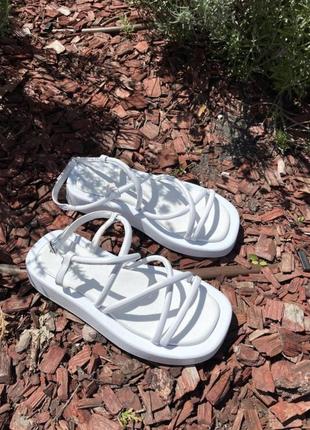 Белые босоножки