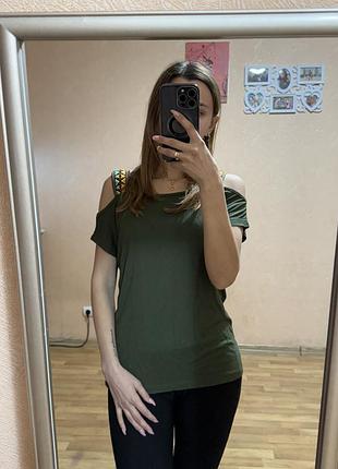 Футболка з відкритими плечима