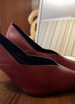 Кожаная обувь zara очень мягкая кожа, и удобный каблук шикарно подойдет к любому платью, джинсам и топ модный цвет ♥️  стан 10/10
