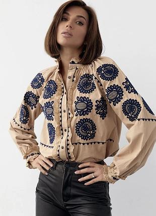Стильная блуза с вышивкой