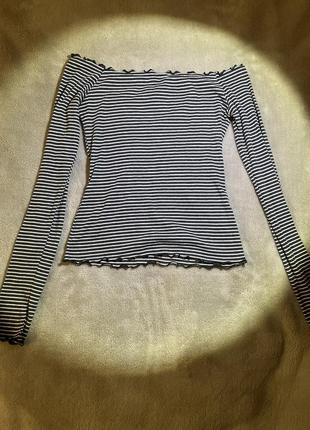 Чудовий лонгслів у смужку з відкритими плечима від бренду hollister