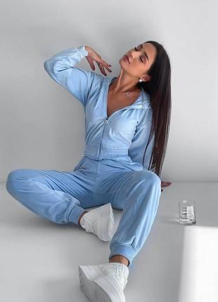 Женский спортивный комбинезон с капюшоном