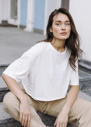 Стильна та красива вкорочена біла футболка від pull&bear