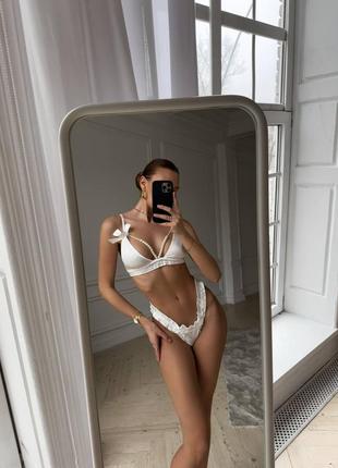 Белый комплект белья с жемчужинами красивое женское белье