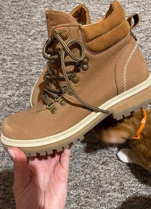 Качественные ботинки от бренда lasocki. состояние новых, не норманы