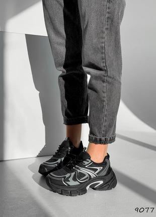 Жіночі кросівки