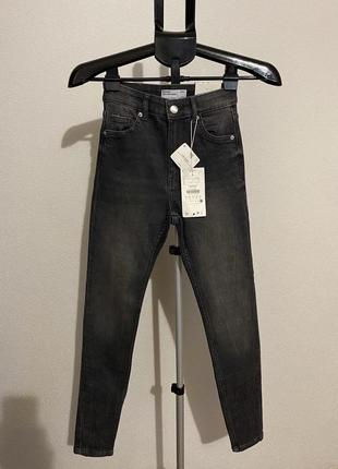Джинсы женские. новые. размер 32. bershka.