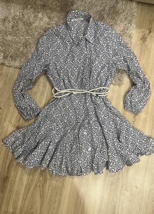 Платье рубашка zara белое с синим принтом и поясом