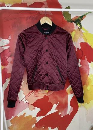 Стеганый бомбер hollister бордового размера xs