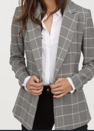 Жіночий жакет -блейзер сірого кольору в клітинку