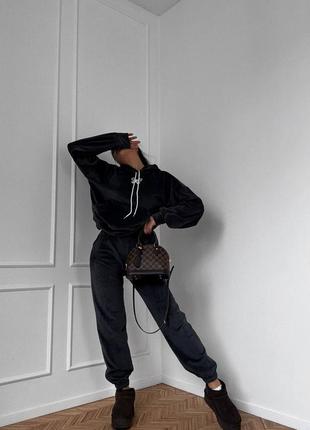 Жіночий велюровий костюм з метеликом