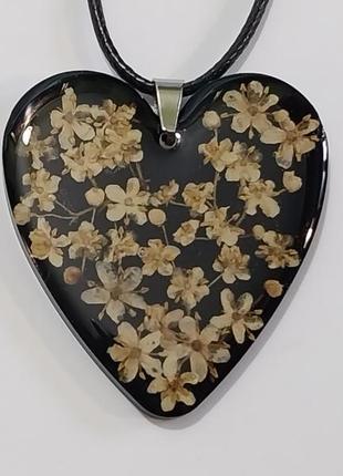 Кулон серце, кулон із епоксидної смоли чорне серце з білими квітами бузини