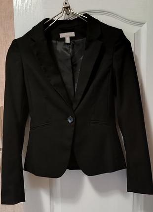 Качественный, насыщено черный женственный пиджак