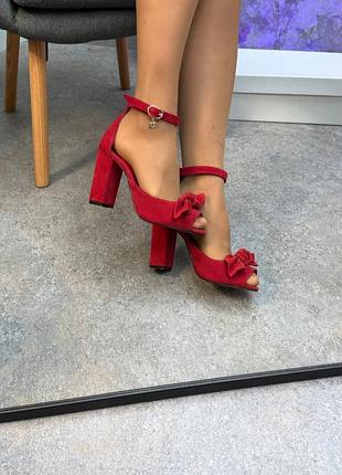 Вишукані жіночі босоніжки з бантиком