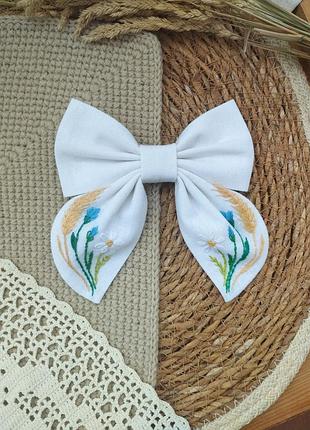 Бант на заколке вышитый льняной белый коллоски василька ромашки полевые цветы