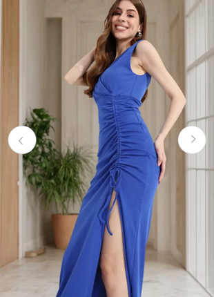 Яркое платье-макси с высоким разрезом