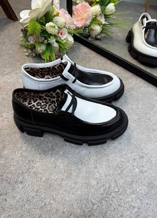 Туфли женские черно- белые